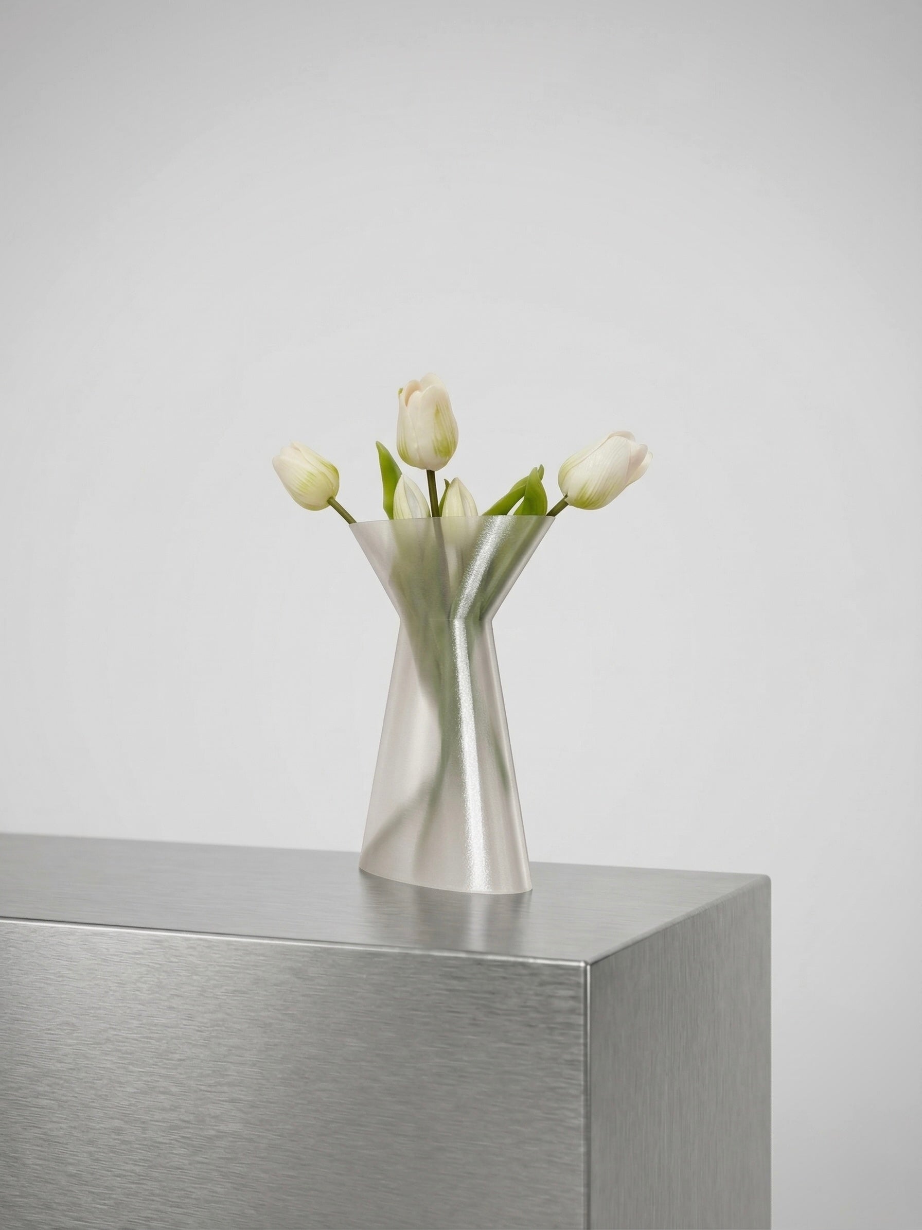 Vase design impression 3D en PETG recyclé translucide, profil élancé et sculptural – Méré Printed Design, fabriqué à Bordeaux