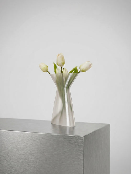 Vase design impression 3D en PETG recyclé translucide, profil élancé et sculptural – Méré Printed Design, fabriqué à Bordeaux